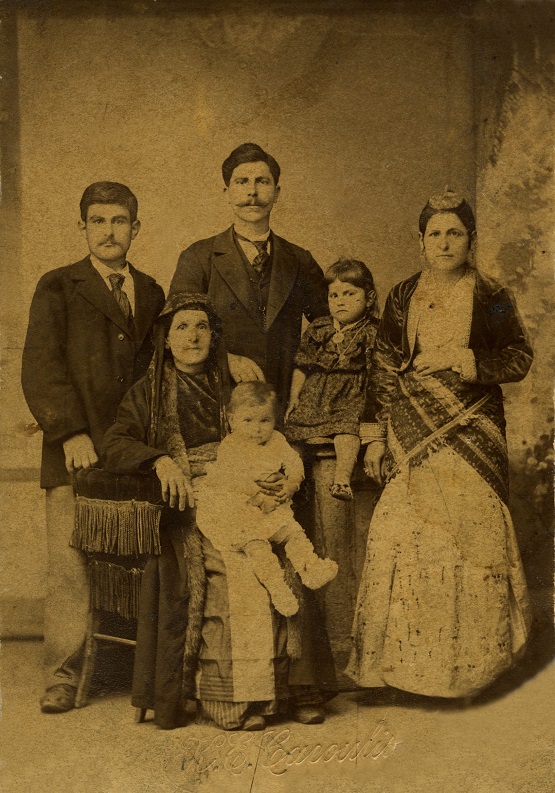 PSATHAS.DHMHTRHS.OIKOGENEIA.TRAPEZOYNTA.15 4